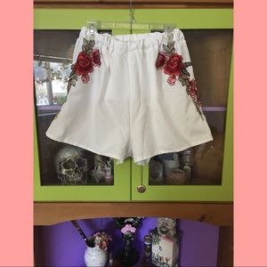 🌸shorts with floral appliqués🌸